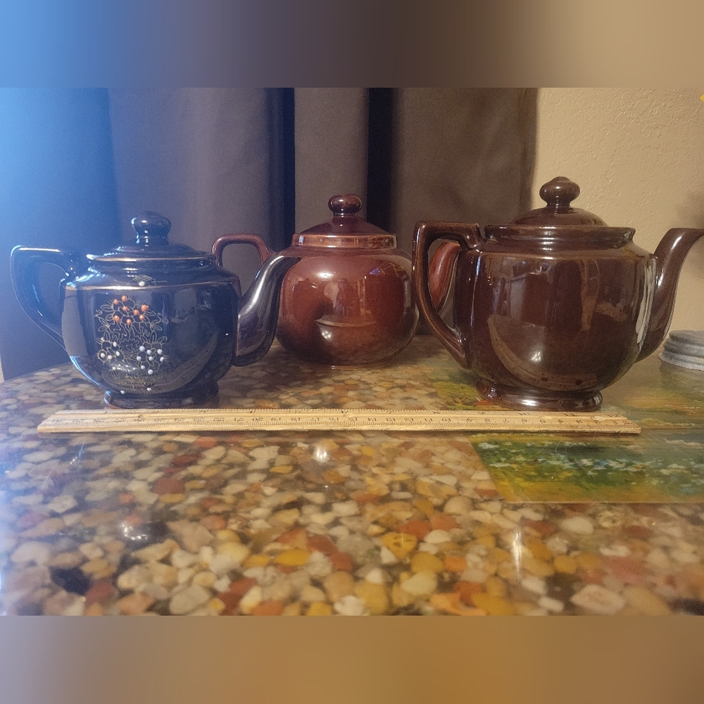 Japanese japan Tea Pot, redware brown glaze hand painted raised enamel flowers‎